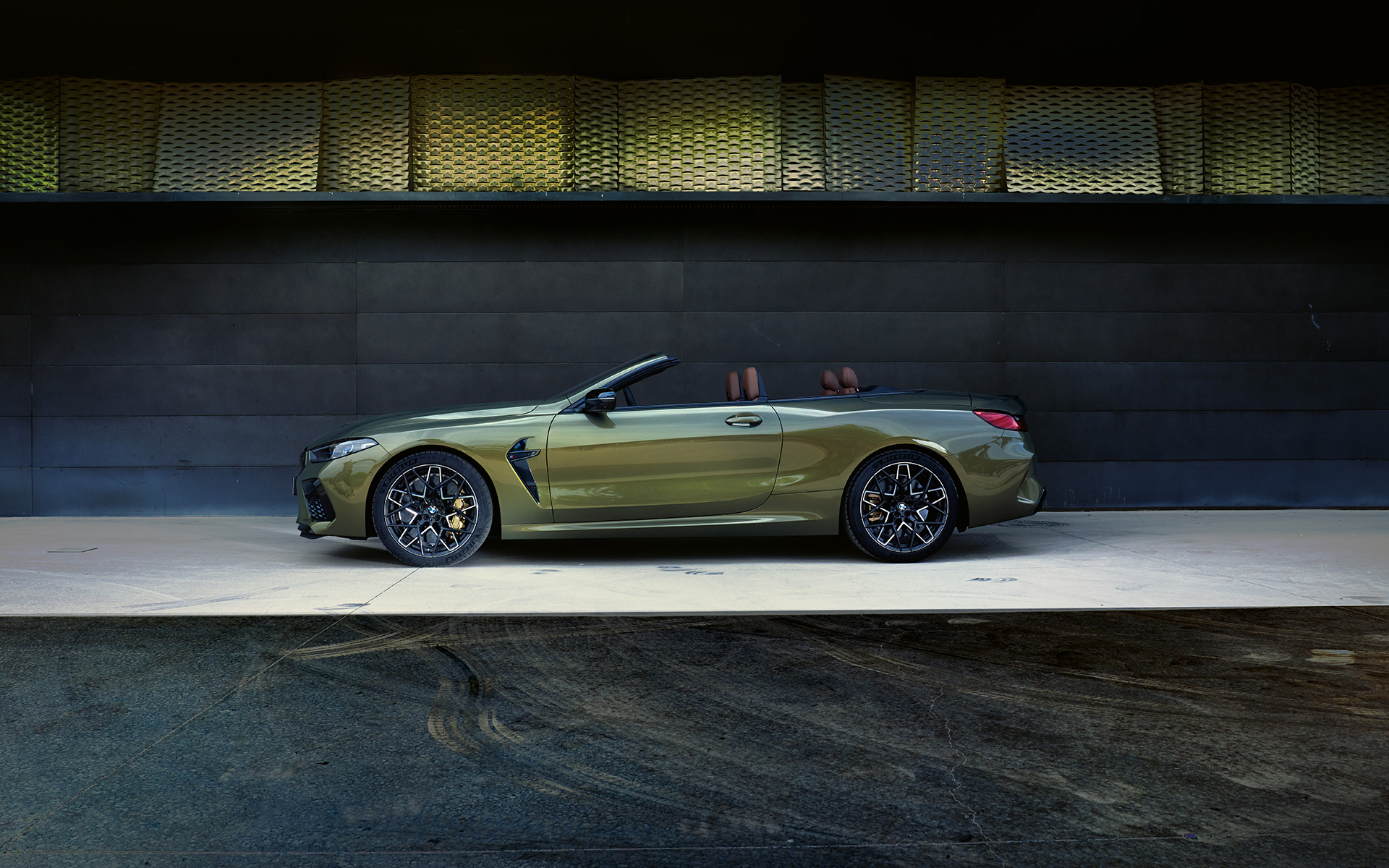 BMW M8 Competition Cabrio F91 LCI Facelift 2022, BMW Individual Brass metallic, вид сбоку на сцене