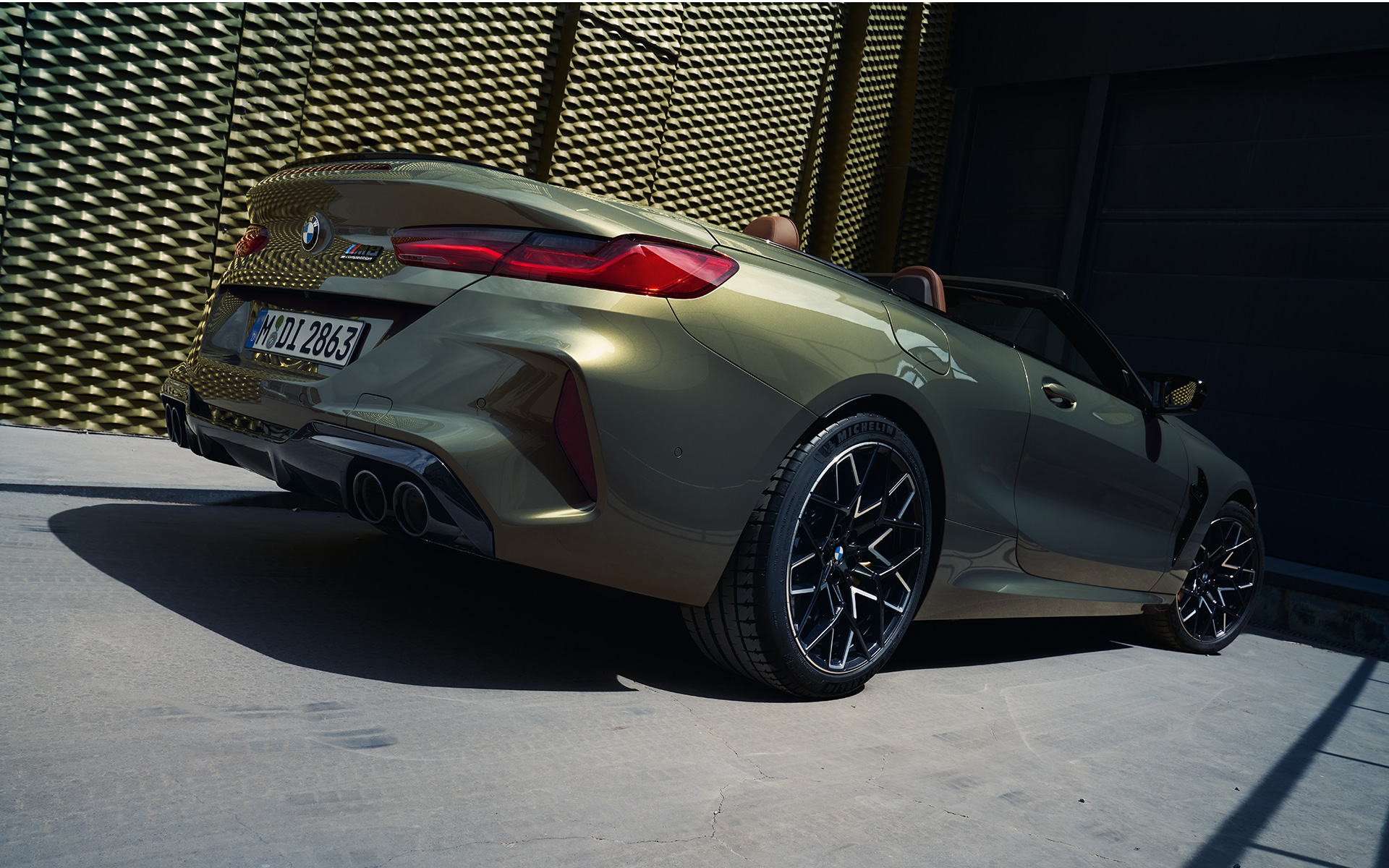 BMW M8 Competition Cabrio F91 LCI Facelift 2022, BMW Individual Brass metallic, вид сзади снизу в три четверти