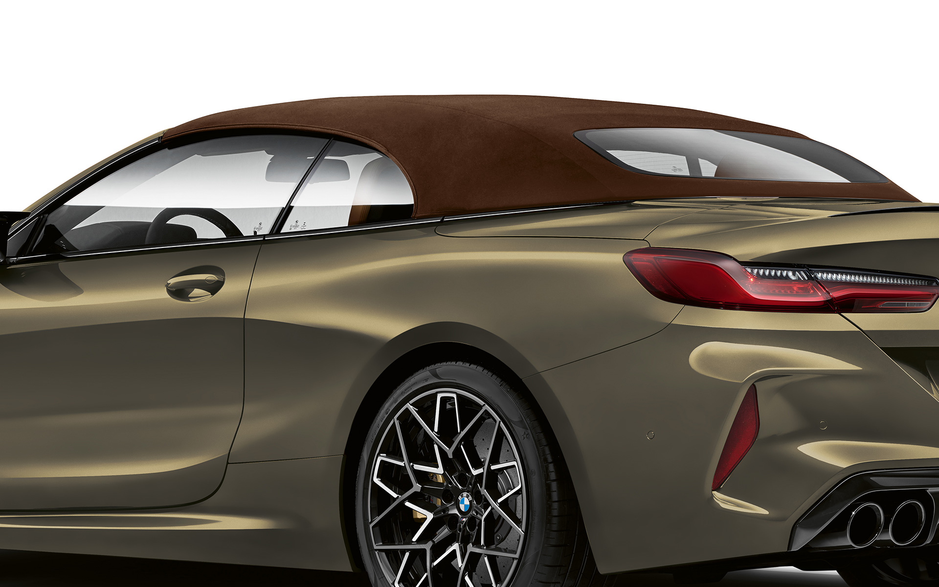 BMW M8 Competition Cabrio F91 LCI Facelift 2022, BMW Individual Brass metallic, вид сзади в три четверти