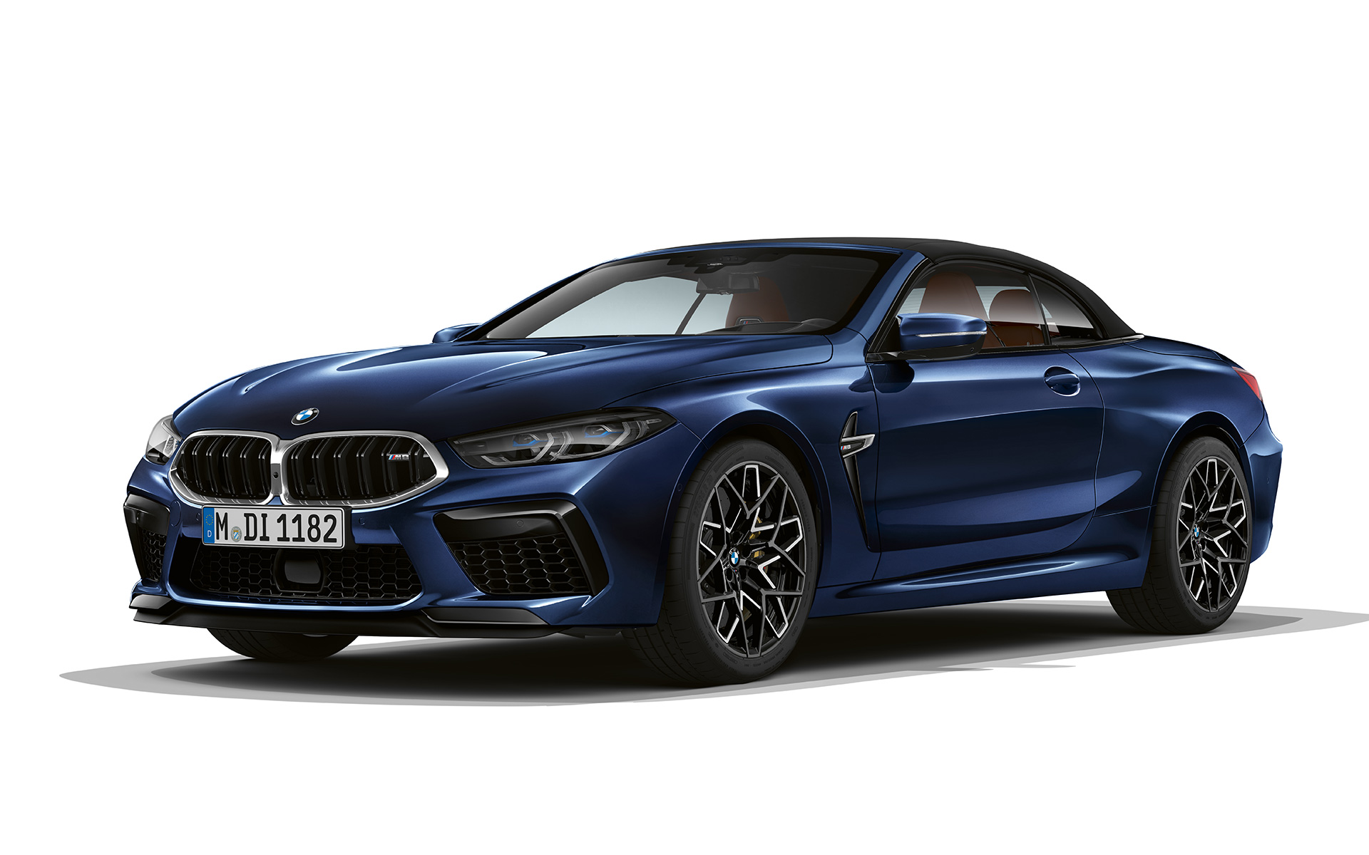 BMW M8 Cabrio F91 LCI Facelift 2022, BMW Individual Синий Танзанит металлик, вид спереди в три четверти