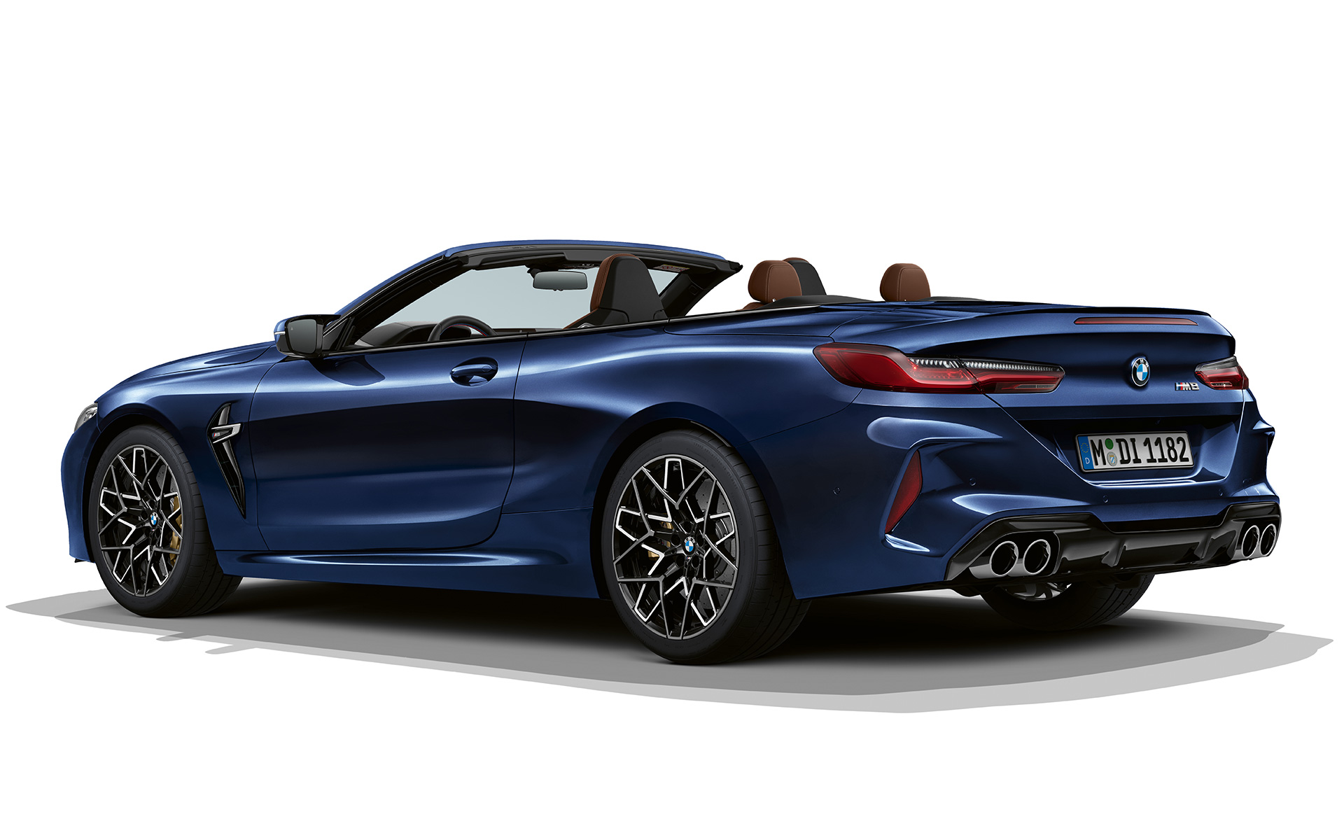 BMW M8 Cabrio F91 LCI Facelift 2022, BMW Individual Синий Танзанит металлик, вид сзади в три четверти