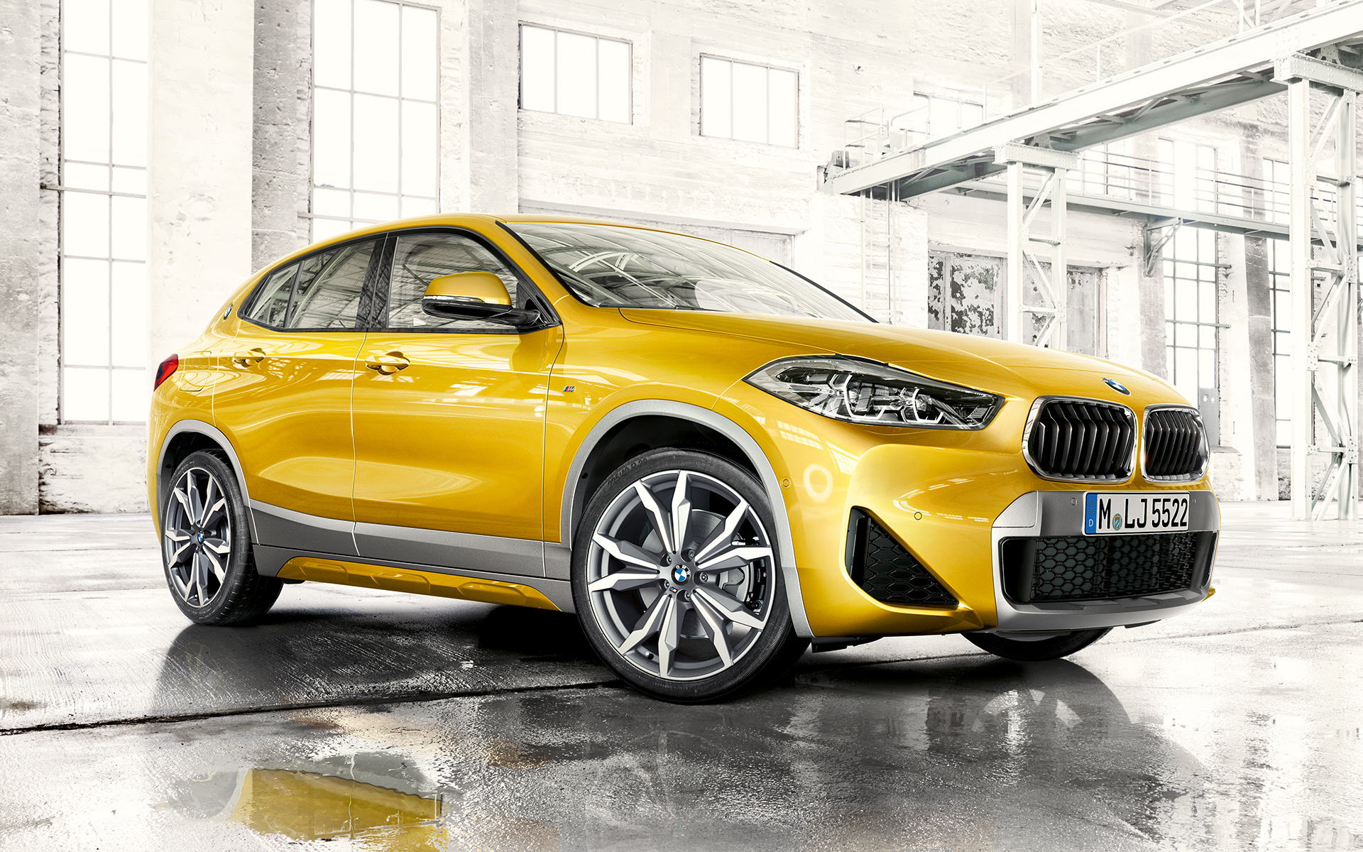 BMW X2 F39 2020 "Серый Бруклин", вид спереди в три четверти, двойная решетка радиатора