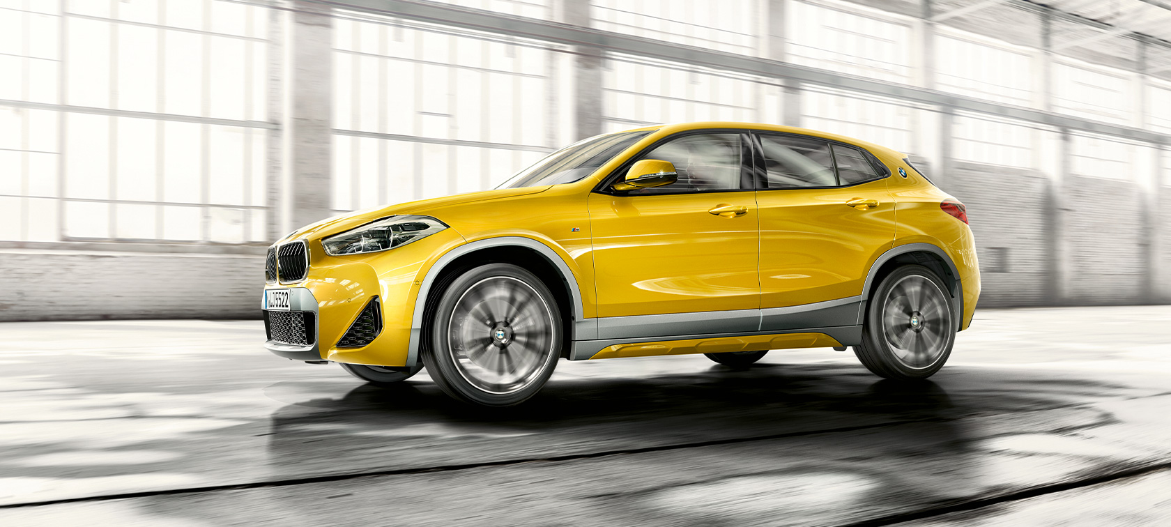 Вид сбоку BMW X2 F39 2020 "Серый Бруклин", в движении