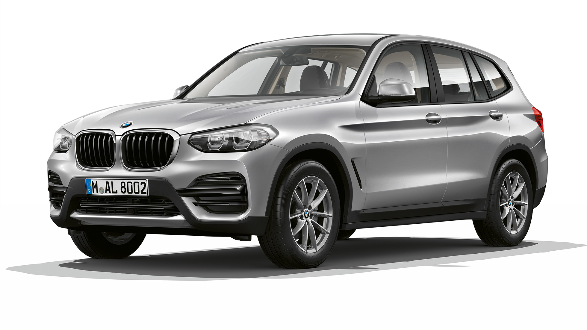 BMW X3, базовая модель, снимок спереди с поворотом в три четверти