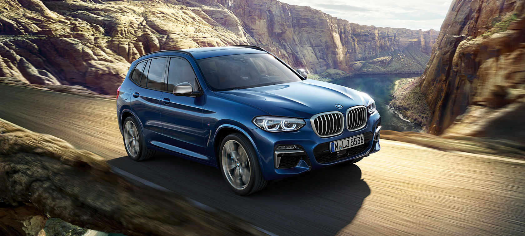 BMW X3 M40i, снимок за рулем перед каньоном