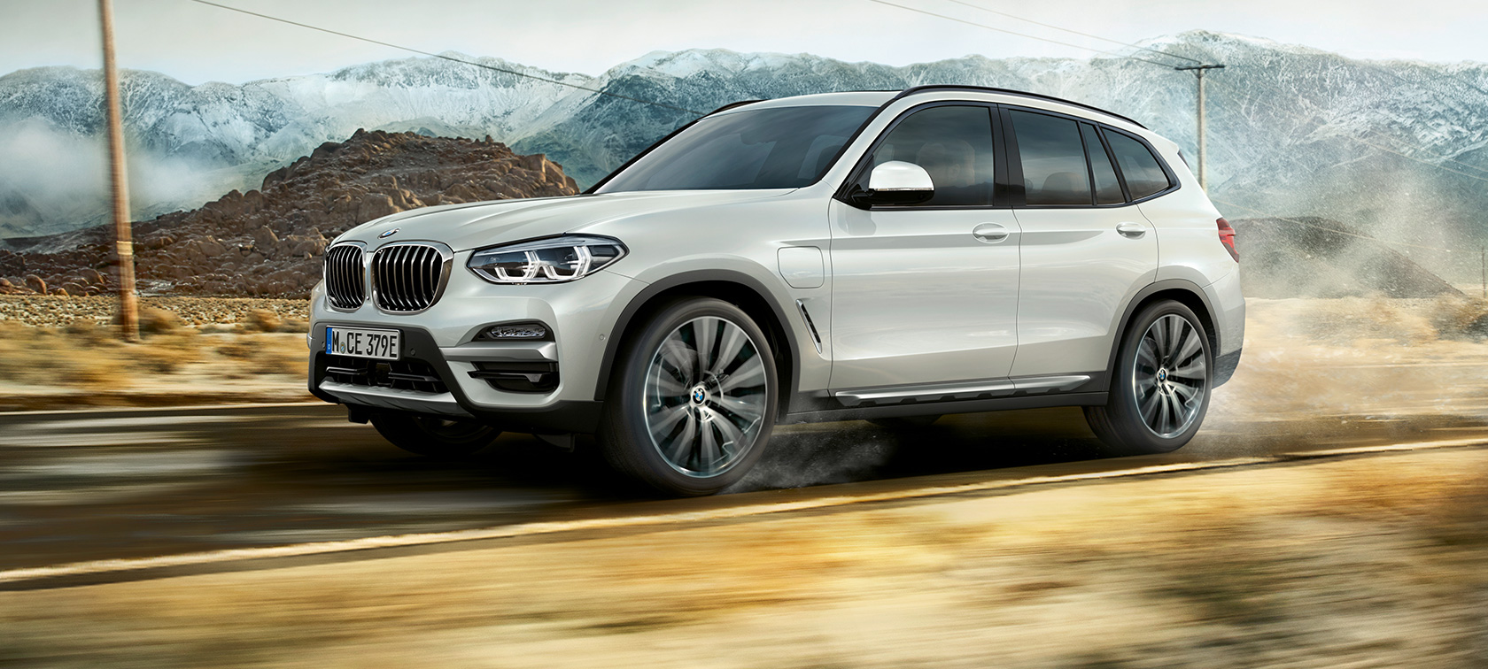 BMW X3 xDrive30e в повороте