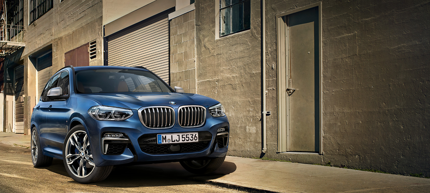 BMW X3 M40i, снимок перед стеной дома