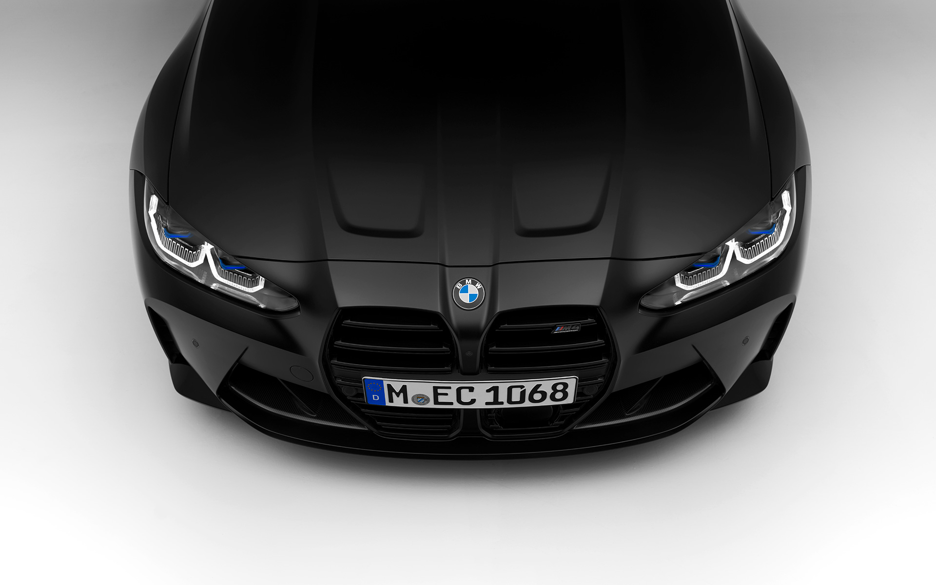 BMW M4 Competition Coupe G82 2021 BMW Individual Frozen Black metallic, вид сверху спереди в статике